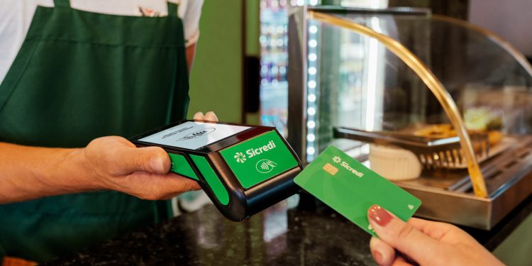 Maquininhas do Sicredi têm alta de 62,6% em transações durante o mês do Natal e registram quase R$ 5,5 bi em vendas