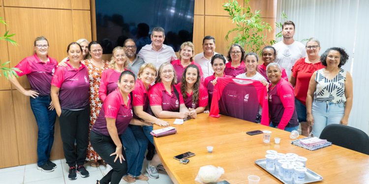 STI: Prefeito Bim recebe remadoras do Meninas do Lago