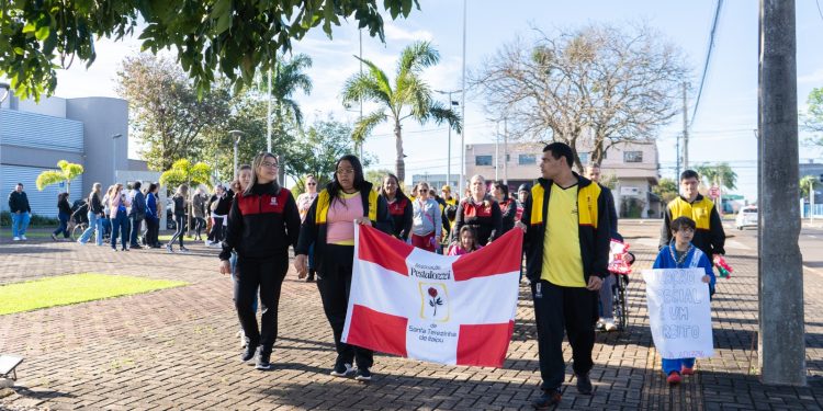 Caminhada em STI marca protesto contra projeto que ameaça escolas de ensino especial