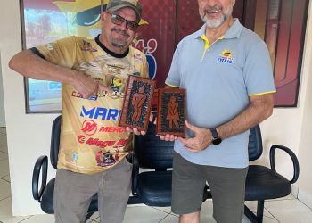 Artista Manoel Pintor doa placas artesanais durante o programa Manhã 104