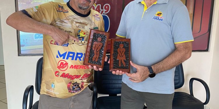 Artista Manoel Pintor doa placas artesanais durante o programa Manhã 104