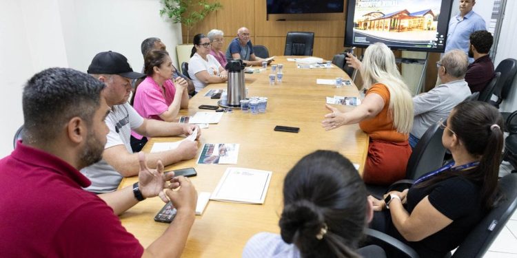 Santa Terezinha: Prefeitura apresenta projeto de reforma da Feira do Produtor Rural em reunião com agricultores